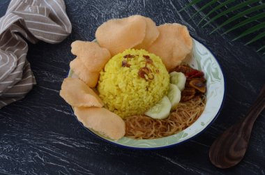 Nasi kuningor bazen kunyit der. Hindistan cevizi sütü ve zerdeçal ile pişirilmiş Endonezya parfümü.. 