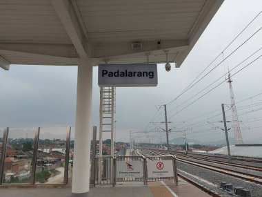 Jakarta, Endonezya-8 Aralık 2023: Padalarang İstasyonu. Burası TheWhoosh 'un stadyumu. whoosh, Jakarta Bandung yüksek hızlı tren yolundaki yüksek hızlı tren hizmetlerinin marka adıdır..