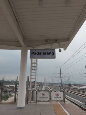Jakarta, Endonezya-8 Aralık 2023: Padalarang İstasyonu. Burası TheWhoosh 'un stadyumu. whoosh, Jakarta Bandung yüksek hızlı tren yolundaki yüksek hızlı tren hizmetlerinin marka adıdır..
