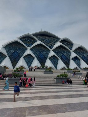 bant gübresi, Endonezya-dec 7-2023: mescidi raya al jabar. Endonezya 'nın en büyük camilerinden biridir. Batı Java, Endonezya 'da ünlü ve popüler bir yer..
