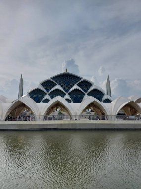 bant gübresi, Endonezya-dec 7-2023: mescidi raya al jabar. Endonezya 'nın en büyük camilerinden biridir. Batı Java, Endonezya 'da ünlü ve popüler bir yer..