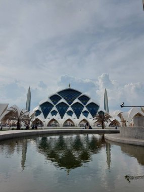 bant gübresi, Endonezya-dec 7-2023: mescidi raya al jabar. Endonezya 'nın en büyük camilerinden biridir. Batı Java, Endonezya 'da ünlü ve popüler bir yer..