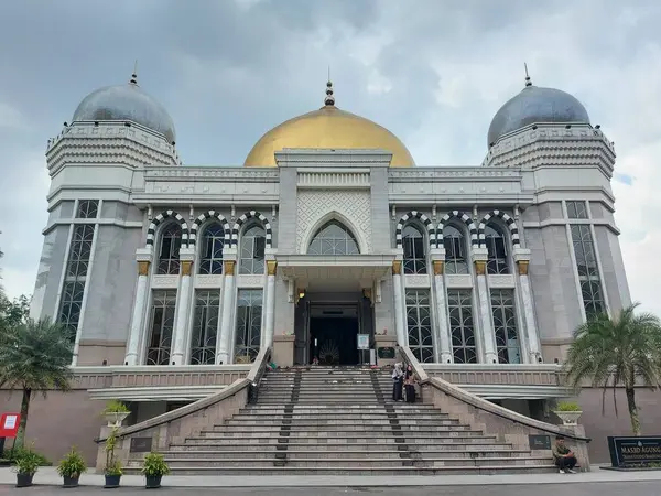 bant gübresi, Endonezya-dec 7-2023: mescidi raya al jabar. Endonezya 'nın en büyük camilerinden biridir. Batı Java, Endonezya 'da ünlü ve popüler bir yer..