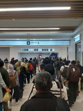 Jakarta, Endonezya-nov 28 2023: Halim istasyonu TheWhoosh için. whoosh, Jakarta Bandung yüksek hızlı tren yolundaki yüksek hızlı tren hizmetlerinin marka adıdır..