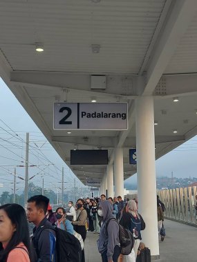 Padalarang, Endonezya-nov 28 2023: Padalarang İstasyonu. Burası TheWhoosh 'un stadyumu. whoosh, Jakarta Bandung yüksek hızlı tren yolundaki yüksek hızlı tren hizmetlerinin marka adıdır..