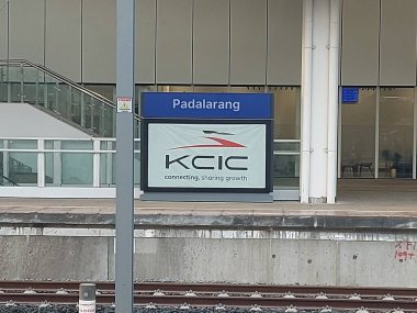 Padalarang, Endonezya-nov 28 2023: Padalarang İstasyonu. Burası TheWhoosh 'un stadyumu. whoosh, Jakarta Bandung yüksek hızlı tren yolundaki yüksek hızlı tren hizmetlerinin marka adıdır..