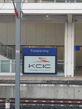 Padalarang, Endonezya-nov 28 2023: Padalarang İstasyonu. Burası TheWhoosh 'un stadyumu. whoosh, Jakarta Bandung yüksek hızlı tren yolundaki yüksek hızlı tren hizmetlerinin marka adıdır..