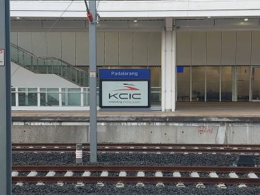 Padalarang, Endonezya-nov 28 2023: Padalarang İstasyonu. Burası TheWhoosh 'un stadyumu. whoosh, Jakarta Bandung yüksek hızlı tren yolundaki yüksek hızlı tren hizmetlerinin marka adıdır..