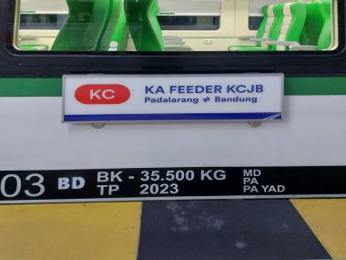bant gübresi, Endonezya-nov 2023: Besleyici kereta cepat. Padalarang 'dan bandung istasyonuna vızıldayan tren yolcuları için bir tren tesisi. whoosh Endonezya 'da yeni hızlı tren..