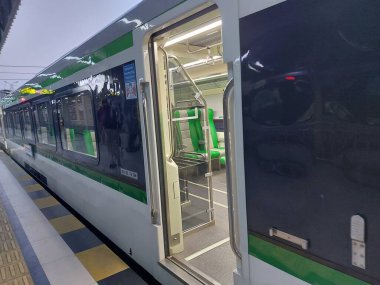 bant gübresi, Endonezya-nov 2023: Besleyici kereta cepat. Padalarang 'dan bandung istasyonuna vızıldayan tren yolcuları için bir tren tesisi. whoosh Endonezya 'da yeni hızlı tren..