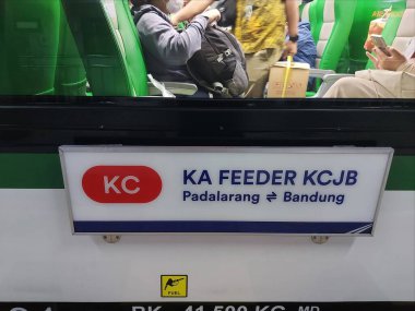 bant gübresi, Endonezya-nov 2023: Besleyici kereta cepat. Padalarang 'dan bandung istasyonuna vızıldayan tren yolcuları için bir tren tesisi. whoosh Endonezya 'da yeni hızlı tren..