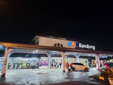 Bandung, Endonezya-nov 29 2023: bandung istasyonu veya Hall İstasyonu. Batı Java, Endonezya 'daki en büyük tren istasyonudur..