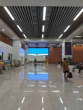 Jakarta, Endonezya-nov 28 2023: Halim istasyonu TheWhoosh için. whoosh, Jakarta Bandung yüksek hızlı tren yolundaki yüksek hızlı tren hizmetlerinin marka adıdır..