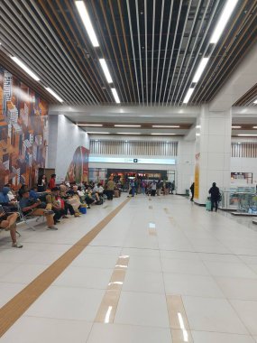 Jakarta, Endonezya-nov 28 2023: Halim istasyonu TheWhoosh için. whoosh, Jakarta Bandung yüksek hızlı tren yolundaki yüksek hızlı tren hizmetlerinin marka adıdır..