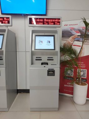Jakarta, Endonezya-nov 28 2023: TheWhoosh 'un bilet makinesi alanı. whoosh, Jakarta Bandung yüksek hızlı tren yolundaki yüksek hızlı tren hizmetlerinin marka adıdır..