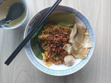 semarang, Endonezya-nov 2023 Yamie Panda restoranından bir kase yamien. Yamien şehriye, köfte, tavuk, hamur tatlısı ve bok choy 'dan oluşur.