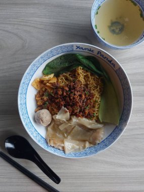 semarang, Endonezya-nov 2023 Yamie Panda restoranından bir kase yamien. Yamien şehriye, köfte, tavuk, hamur tatlısı ve bok choy 'dan oluşur.