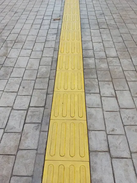 Sidewalk Gidsen Voor Blinden Gele Betonnen Kasseien Loopbrug Voor Blindheid — Stockfoto