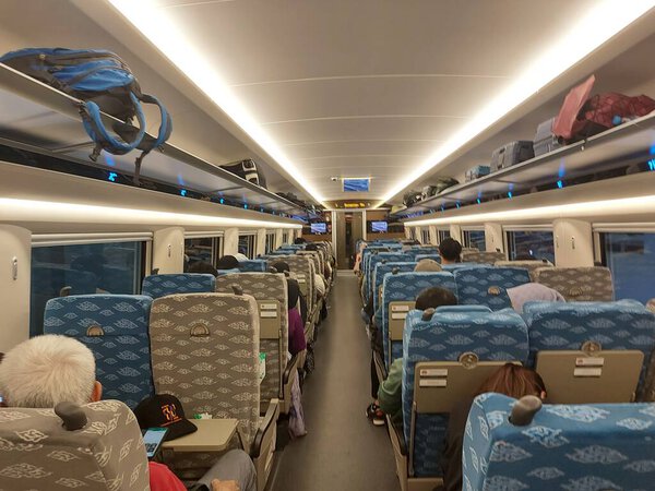 jakarta, 28 ноя 2023: TheWhoosh. "Ош" - бренд высокоскоростных трамваев на высокоскоростной железной дороге Джакартау.