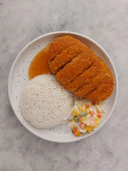 Κοτόπουλο Κάτσου Ρύζι Και Σαλάτα Λαχανικών Λευκό Πιάτο Μεμονωμένο Φόντο — Φωτογραφία Αρχείου
