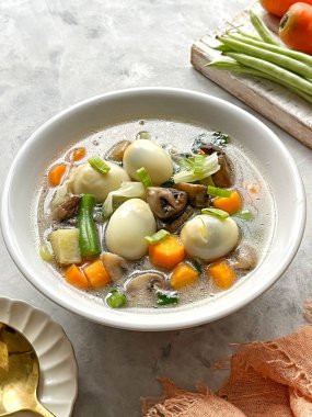 Mantar ve bıldırcın yumurtası çorbası. Endonezya ev yapımı menü. Biraz et ve sebze karışımından yapılmış. Lezzetli
