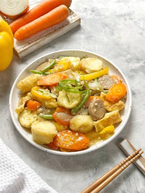 Cap cai ya da cap cay. Fujian mutfağından kaynaklanan popüler bir Çin Endonezyası ve Peranakan kızartma sebze yemeğinin Hokkien kökenli terimidir..