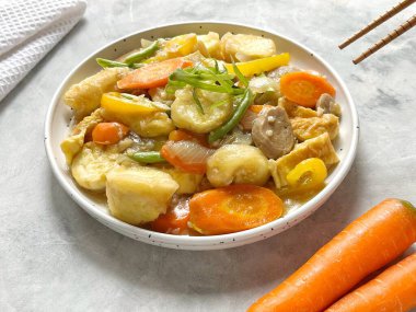 Cap cai ya da cap cay. Fujian mutfağından kaynaklanan popüler bir Çin Endonezyası ve Peranakan kızartma sebze yemeğinin Hokkien kökenli terimidir..