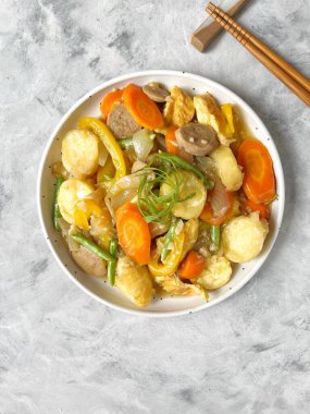 Cap cai ya da cap cay. Fujian mutfağından kaynaklanan popüler bir Çin Endonezyası ve Peranakan kızartma sebze yemeğinin Hokkien kökenli terimidir..