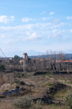 Tahta çit ve yel değirmeninin dikey görüntüsü.