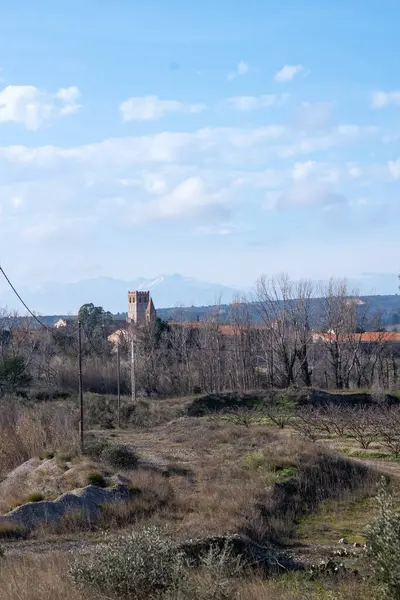 Tahta çit ve yel değirmeninin dikey görüntüsü.