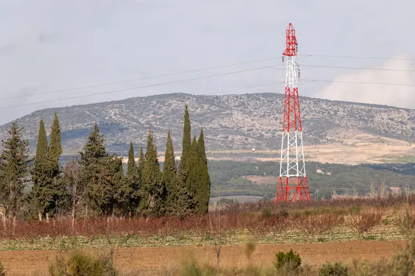 Yüksek voltaj direkleriyle elektrik santrali.