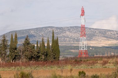 Dağların arka planında yüksek gerilim kulesi