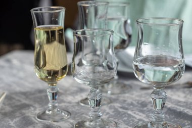 Masada boş şarap kadehleri