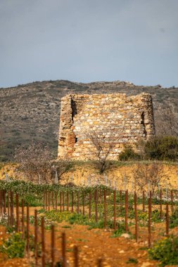 Eski bir kalenin kalıntıları.