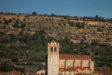 Girona ilindeki Monememsia köyündeki kilise, katalonya.