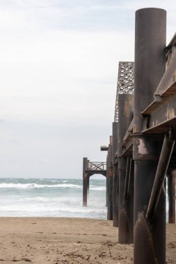 Kumsaldaki eski paslı ahşap çit