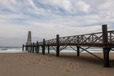 Denizde ahşap köprü