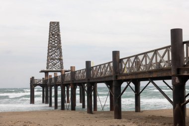 denizde ahşap iskele.