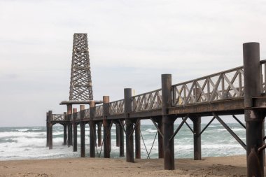 Deniz kıyısındaki ahşap iskele.