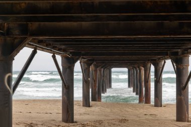 Okyanus kıyısındaki eski ahşap iskele.