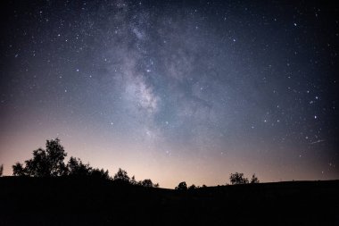 Yıldızlı bir gökyüzünde Samanyolu