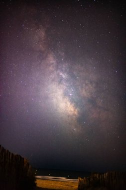 Gece yıldızlı gökyüzü Samanyolu ve Samanyolu ile
