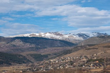 Karlı ve dağlı güzel bir manzara.