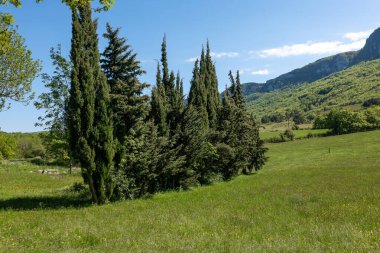 Dağlarda güzel bir köy manzarası