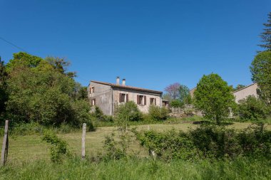 Kırsalda ev ve tarlaları olan tipik kırsal alan