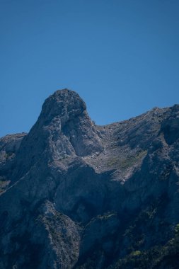 Mavi gökyüzünün arka planındaki dağ zirvesi