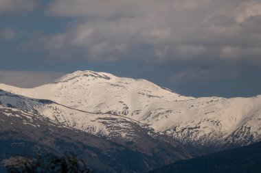 Kış mevsiminde karlı dağ sıraları.