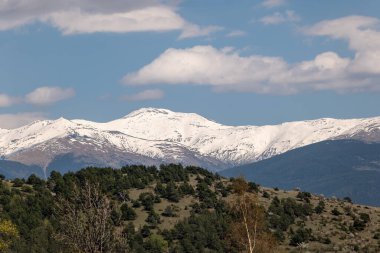 Arkasında dağlar olan güzel karlı bir manzara. İspanya