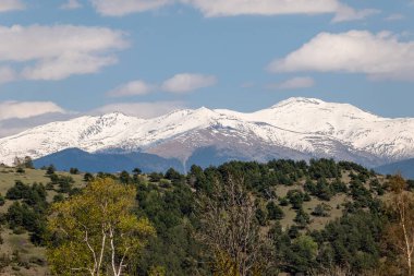 Karlı ve mavi gökyüzü olan dağ manzarası