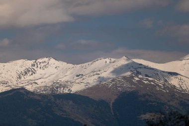Karlı ve dağlı güzel bir manzara.